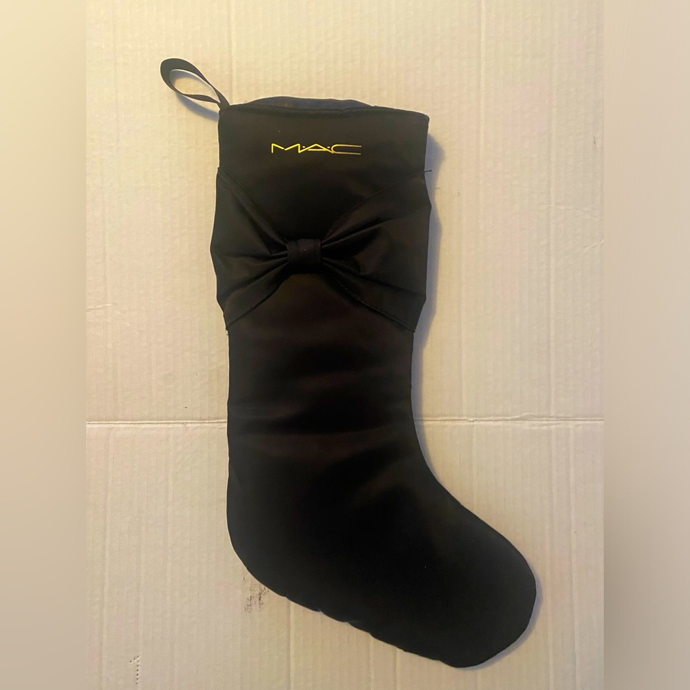 MAC Cosmetics Satiny Stocking 2022